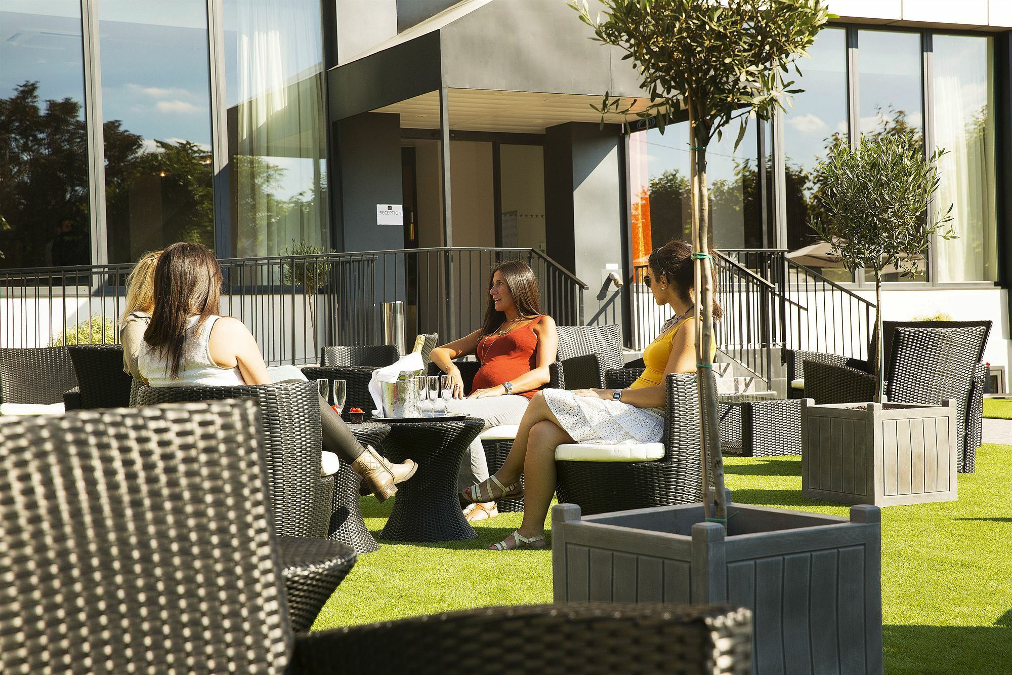Executive Hotel Paris Женвил Екстериор снимка